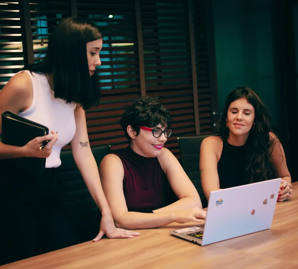 Equipo de SHE analizando un plan comercial frente a una notebook